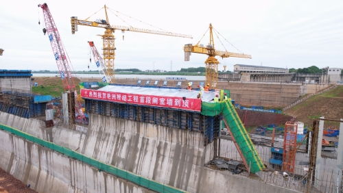 常德石澧航道建设工程艳洲枢纽项目首段闸室墙顺利封顶